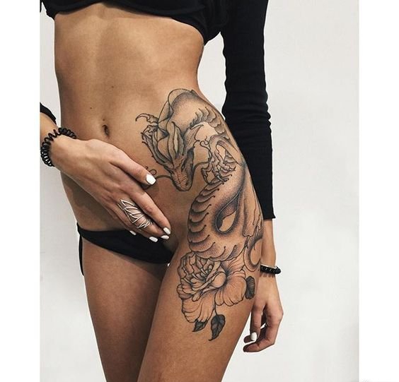 性感美女侧臀上霸气的猛龙纹身图案