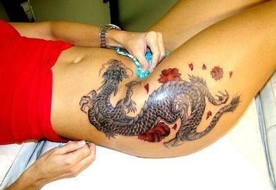 性感美女侧臀上霸气的猛龙纹身图案