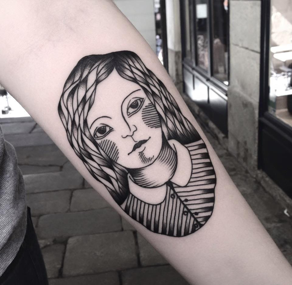 简单的黑色线条纹身图案来自于韦勒