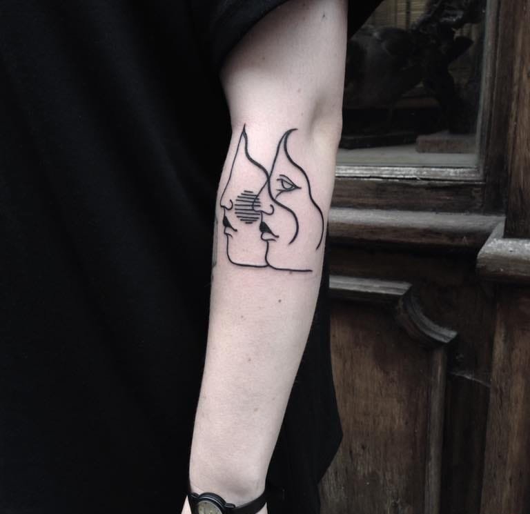 简单的黑色线条纹身图案来自于韦勒