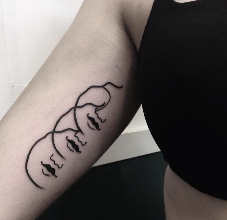 简单的黑色线条纹身图案来自于韦勒