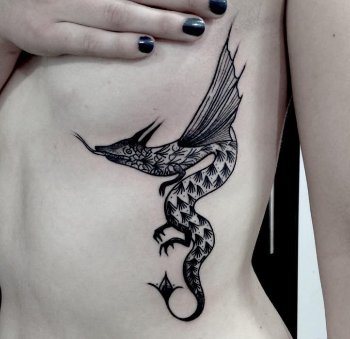 简单的黑色线条纹身图案来自于韦勒