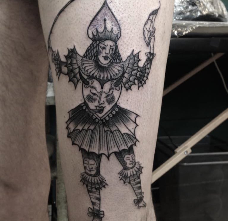 简单的黑色线条纹身图案来自于韦勒