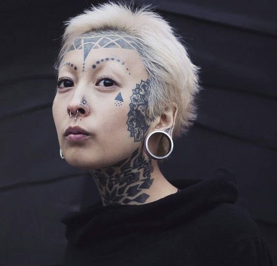 女性大胆的脸部纹身图案
