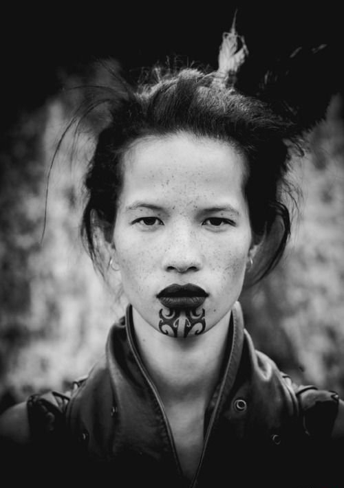 女性大胆的脸部纹身图案