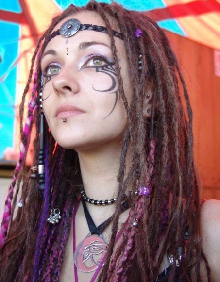 女性大胆的脸部纹身图案