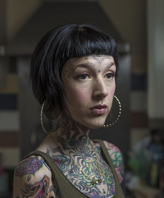 女性大胆的脸部纹身图案