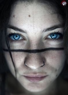 女性大胆的脸部纹身图案