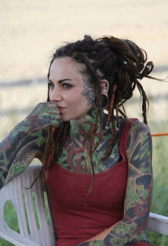 女性大胆的脸部纹身图案