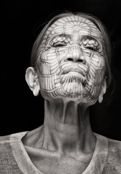 女性大胆的脸部纹身图案