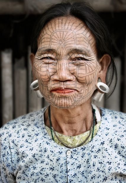 女性大胆的脸部纹身图案