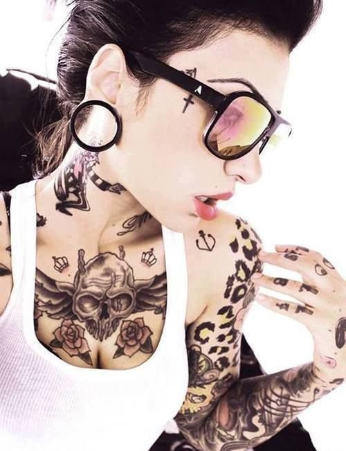 女性大胆的脸部纹身图案