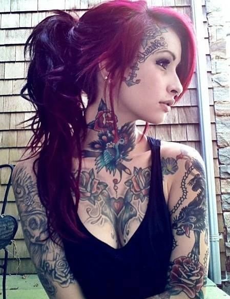 女性大胆的脸部纹身图案