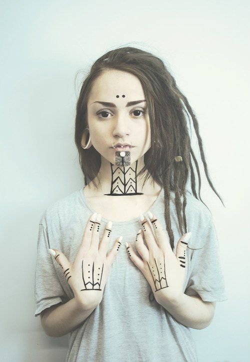 女性大胆的脸部纹身图案