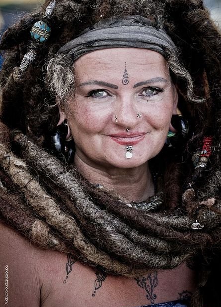 女性大胆的脸部纹身图案