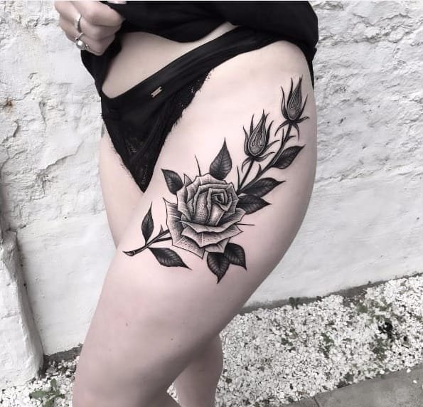 性感的黑色纹身美女和花纹身图案来自于马特