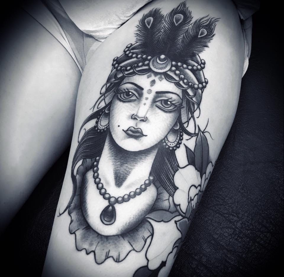 性感的黑色纹身美女和花纹身图案来自于马特