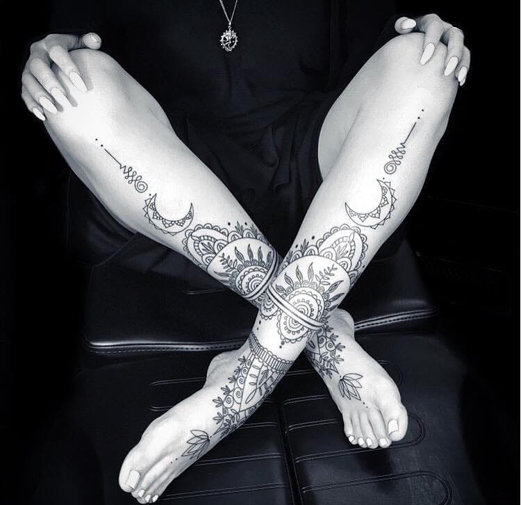 性感的黑色纹身美女和花纹身图案来自于马特