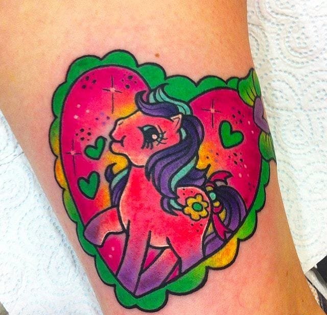 彩色的卡通动物纹身小马驹和凯蒂猫纹身图案