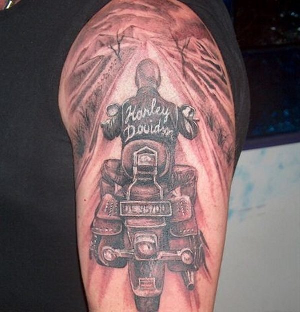 摩托车爱好者们身上帅气的摩托车纹身图案