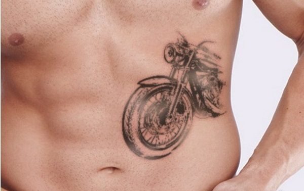 摩托车爱好者们身上帅气的摩托车纹身图案