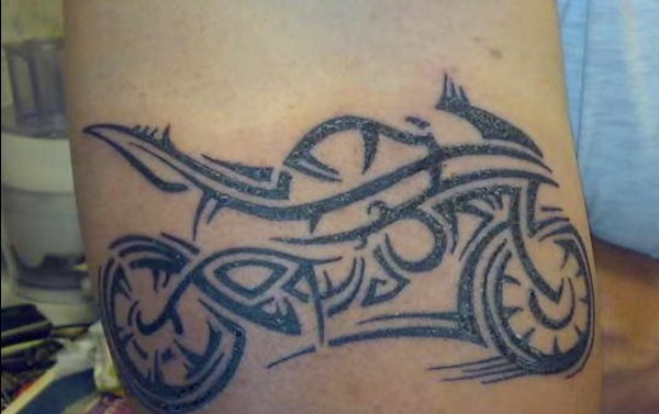 摩托车爱好者们身上帅气的摩托车纹身图案