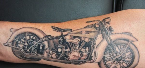 摩托车爱好者们身上帅气的摩托车纹身图案