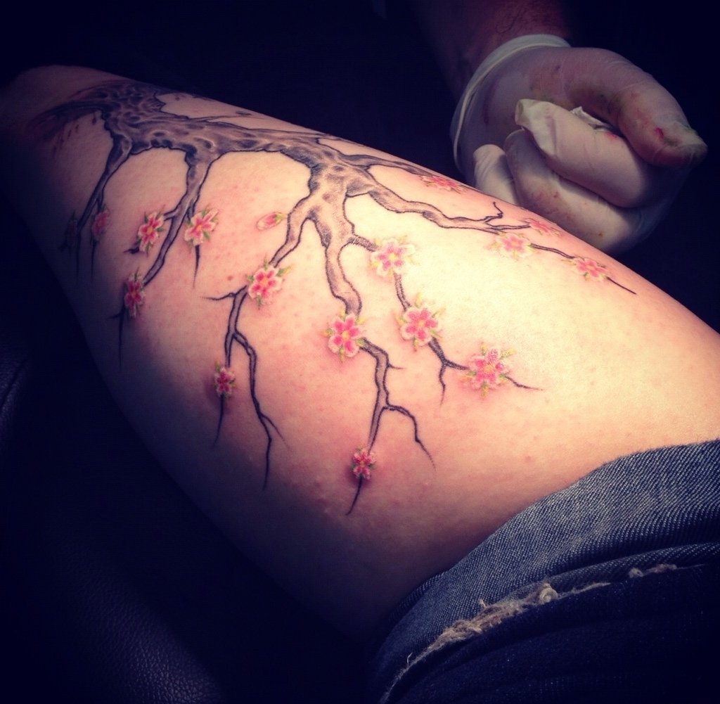 女性喜爱的美丽的樱花纹身图案