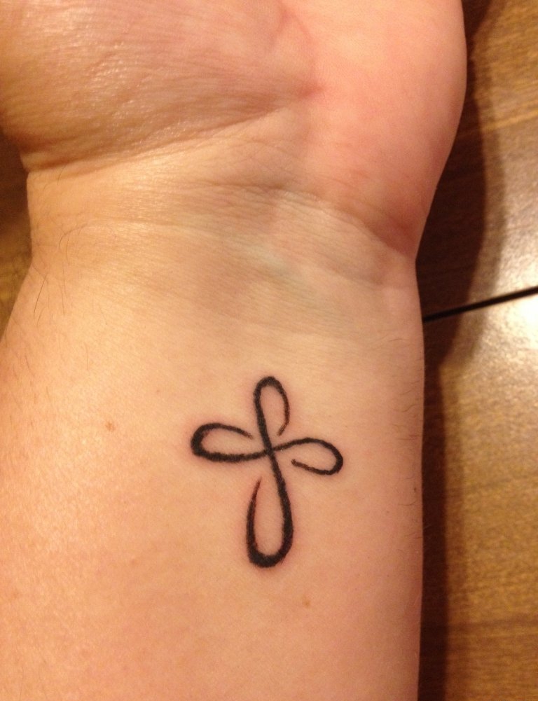 手腕上的简单风格十字架纹身图案