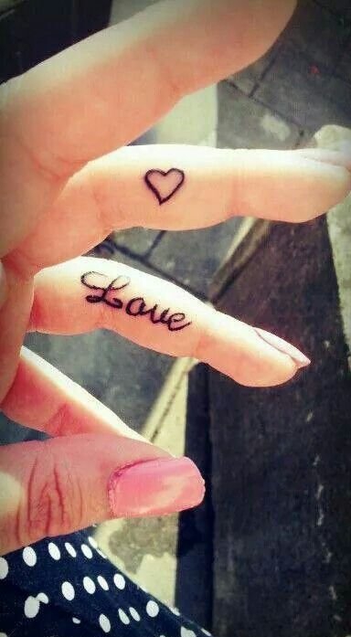 手指上的代表着爱的英文字love纹身图案