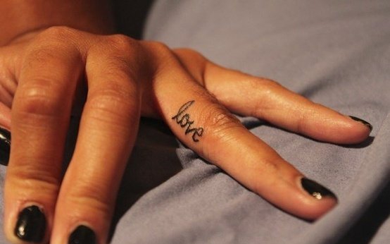 手指上的代表着爱的英文字love纹身图案