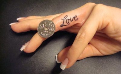 手指上的代表着爱的英文字love纹身图案