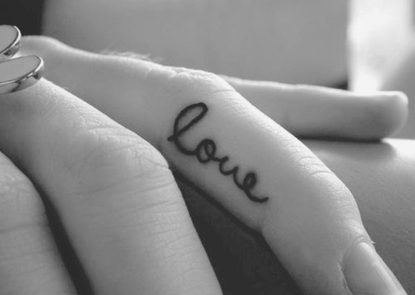手指上的代表着爱的英文字love纹身图案