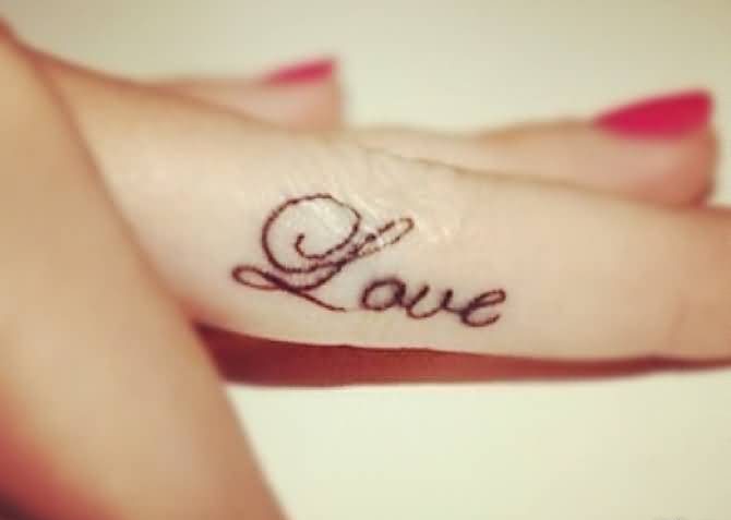 手指上的代表着爱的英文字love纹身图案