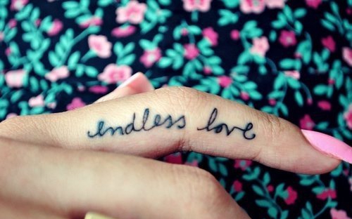 手指上的代表着爱的英文字love纹身图案