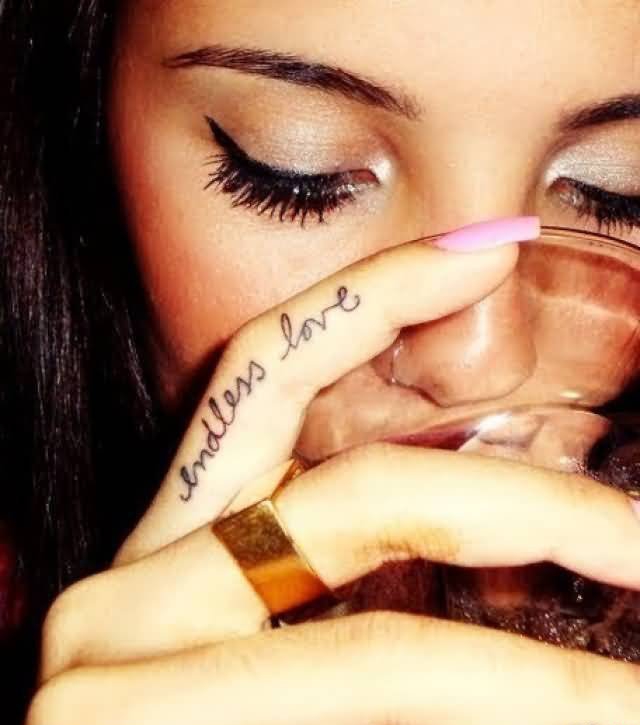 手指上的代表着爱的英文字love纹身图案