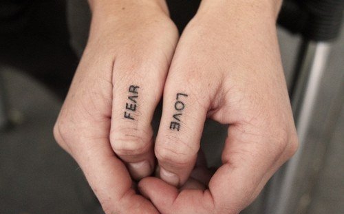 手指上的代表着爱的英文字love纹身图案
