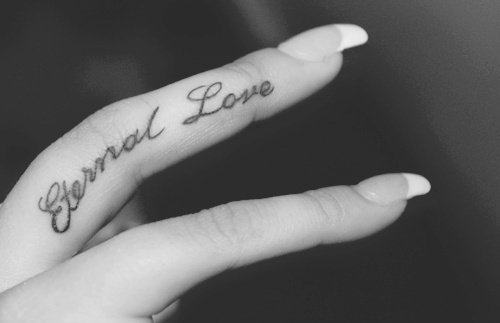 手指上的代表着爱的英文字love纹身图案