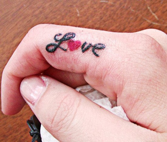 手指上的代表着爱的英文字love纹身图案