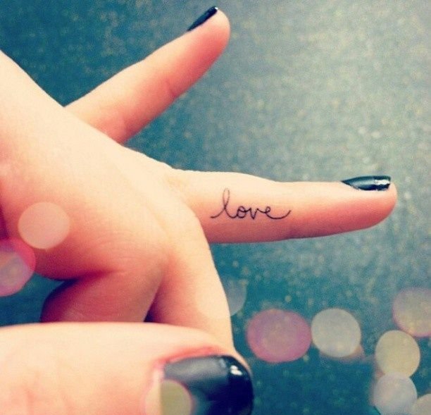 手指上的代表着爱的英文字love纹身图案