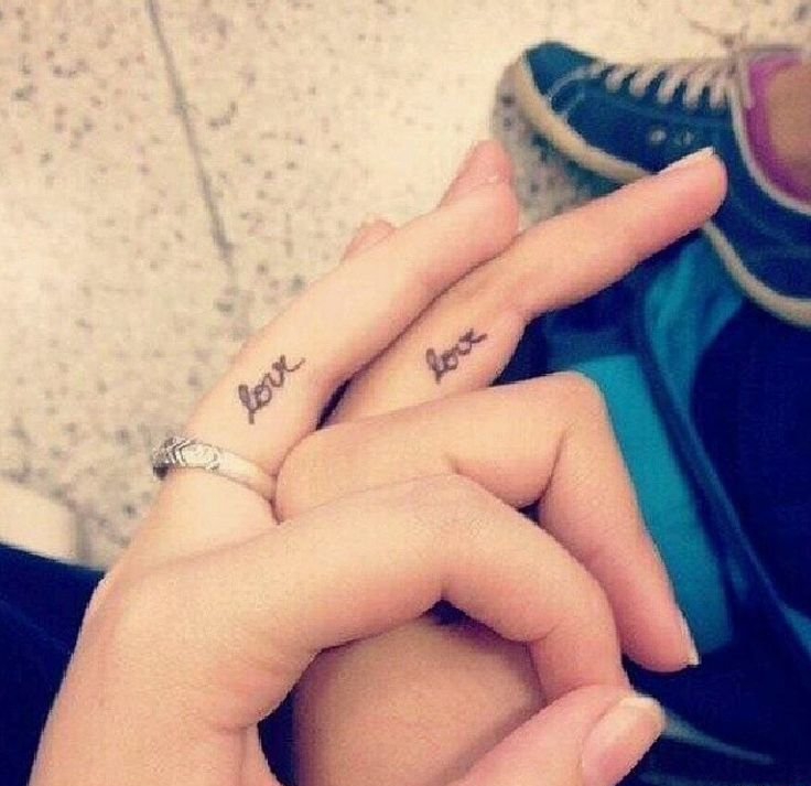 手指上的代表着爱的英文字love纹身图案