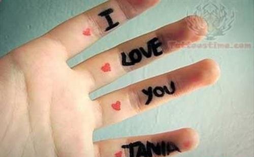 手指上的代表着爱的英文字love纹身图案