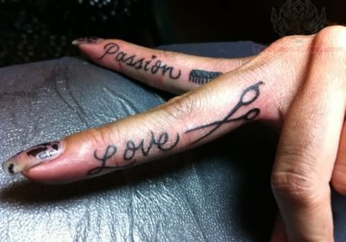 手指上的代表着爱的英文字love纹身图案