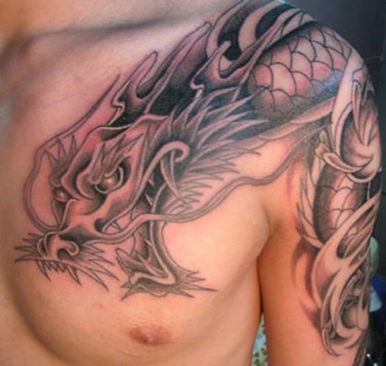 男子左肩膀上帅气的过肩龙纹身图案