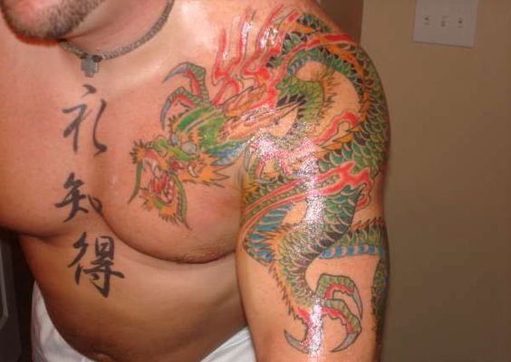 男子左肩膀上帅气的过肩龙纹身图案