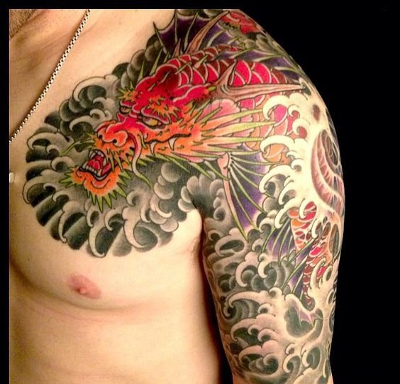 男子左肩膀上帅气的过肩龙纹身图案