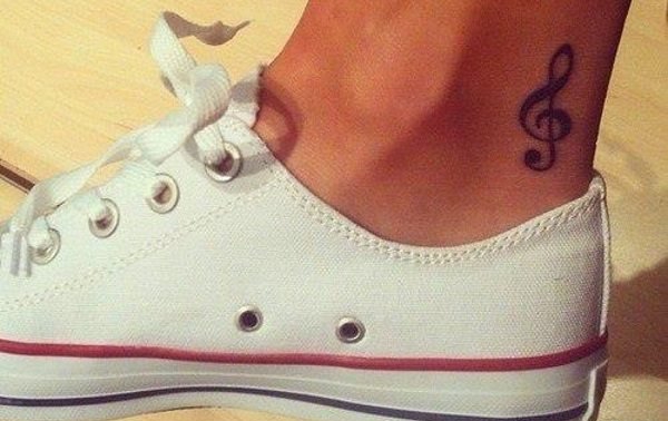 女性脚踝上时尚清新的小纹身图案