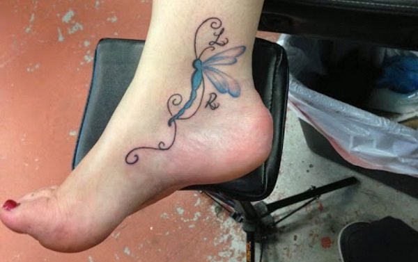 女性脚踝上时尚清新的小纹身图案