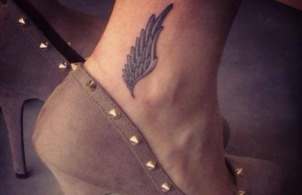 女性脚踝上时尚清新的小纹身图案