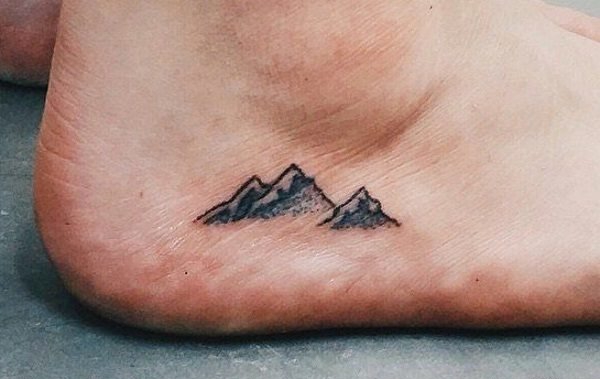 女性脚踝上时尚清新的小纹身图案